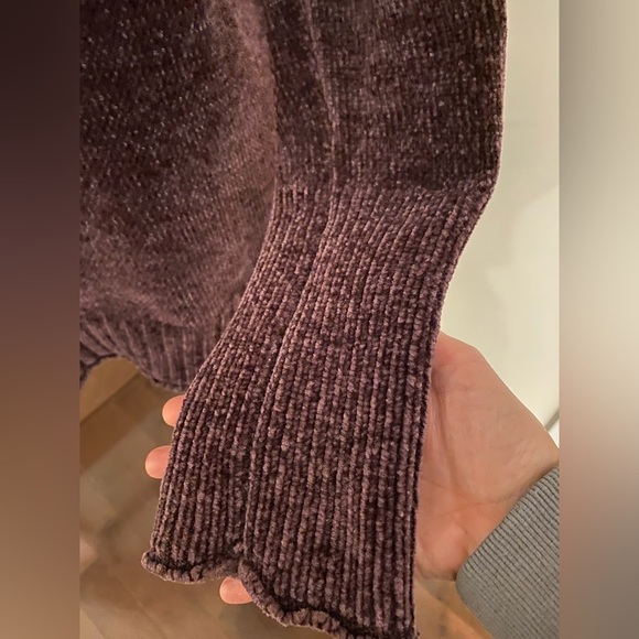 V-Neck Dynamite Chenille Sweater. Super Soft. Sz small to medium - Picture 3 of 4